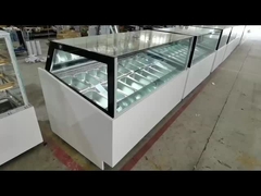 Vetrina di gelato del congelatore dell'esposizione del gelato