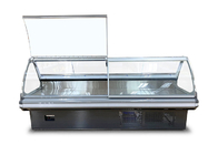 La ghiottoneria del negozio della macelleria visualizza la vetrina del frigorifero dell'esposizione della carne del frigorifero con il portello scorrevole posteriore