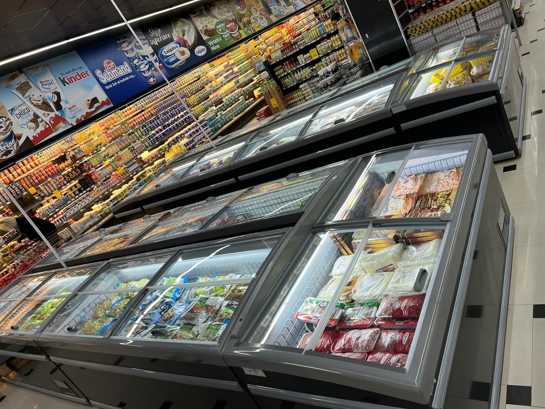 Sistema di raffreddamento diretto Congelatore commerciale a display con temperatura -18-22°C e volume 630L