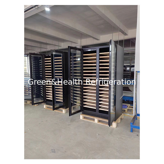 Certificato ETL 68 Bottiglie Due porte di vetro Due zone di temperatura indipendenti Mensole di legno di rovere Conservatorio di vino rosso Congelatore frigorifero