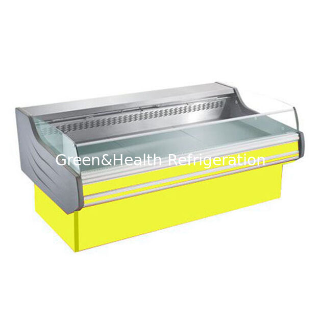 Un negozio/mercato di carne semi-aperto utilizza un congelatore frigorifero per la conservazione di carne fresca